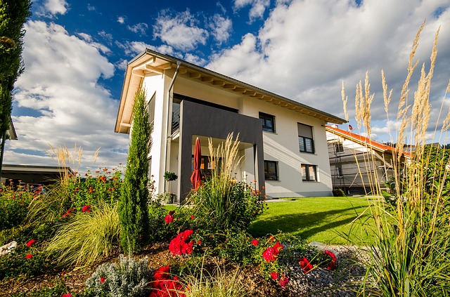 Neues Gebäude mit Garten